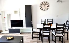 Luxury 2 Bedroom Apt 50 M From Beach